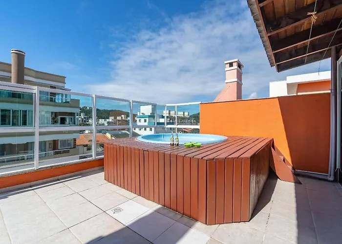 Espaçosa Cobertura Duplex com Piscina Privativa Bombinhas